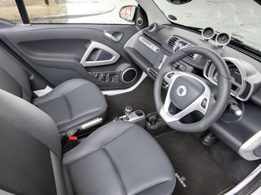 Интерьер Smart ForTwo Cabrio by Brabus 2012 года  (UK) (фото 9 из 10)